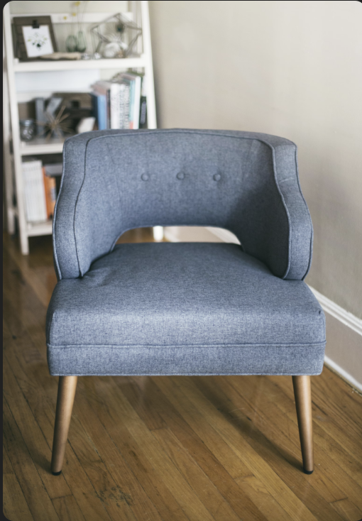 Élégance Intemporelle : Le Fauteuil Gris aux Lignes Modernes
