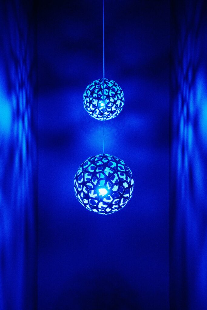 Lumières Sculpturales : Quand le Design Éclaire l’Ambiance